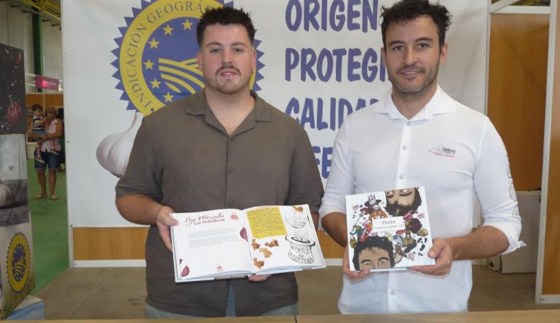 El chef Antonio José González y el ilustrador Salva Arnedo presentando el libro Trampantojería Manchega