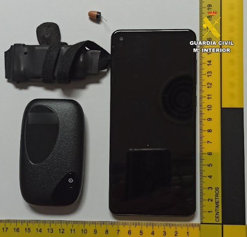 Dispositivos de intercomunicación y microcámaras intervenidos por la Guardia Civil en los exámenes de conducir en Albacete