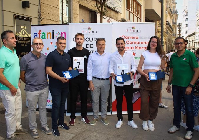 El alcalde Manuel Serrano junto a representantes de la APEHT durante la celebración de Santa Marta en la Plaza del Altozano