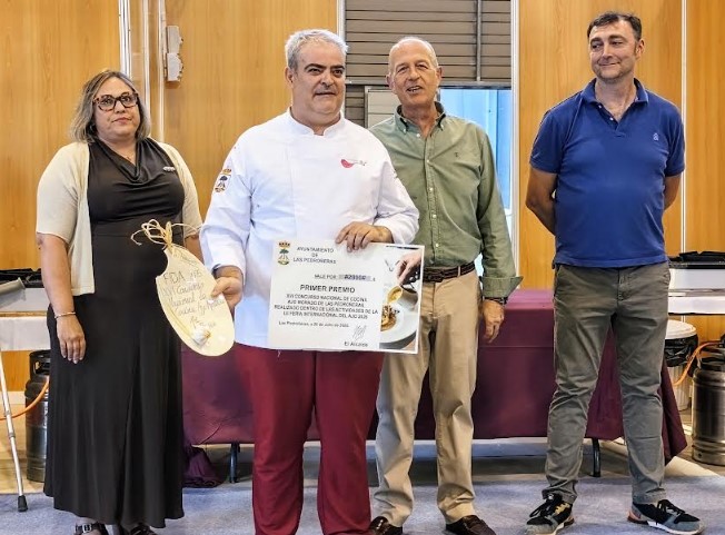 Emilio José Ramírez posando con el primer premio del Concurso Nacional de Cocina Ajo Morado Las Pedroñeras.