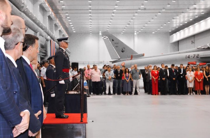 El alcalde de Albacete, Manuel Serrano, junto al coronel José Pablo Guil durante el acto de toma de posesión en la Base Aérea de Los Llanos.