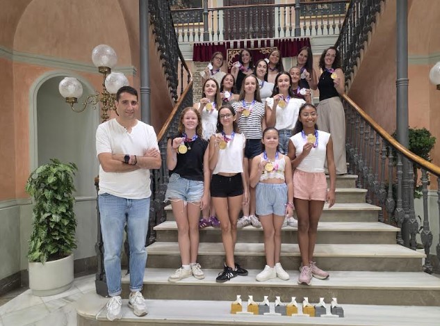 El diputado Dani Sancha junto a las gimnastas y el cuerpo técnico del Club de Chinchilla en la Diputación.