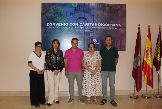 El alcalde Manuel Serrano y la directora de Cáritas Albacete, Rosa García, durante la firma del convenio institucional