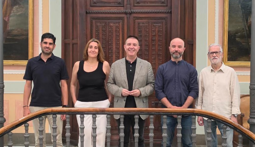 El presidente Santi Cabañero y el diputado José González junto a la nueva junta directiva de la APAB liderada por Kiko Aznar