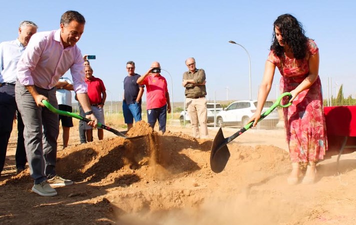 El alcalde Manuel Serrano junto a la pedánea Beatriz Molina colocando la primera piedra del centro sociocultural de Los Anguijes