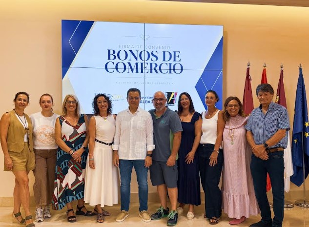 La concejala Rosa González de la Aleja junto a representantes de FECOM y Albacete Centro durante la aprobación del convenio de los Bonos Comercio.