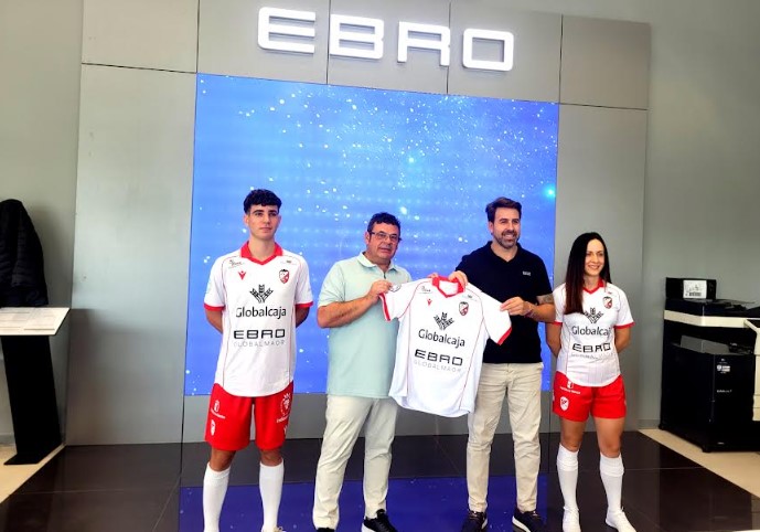Jesús Corredor y Nacho Tejada posando con la camiseta del Albacete Fútbol Sala en las instalaciones de Ebro Globalmaor.