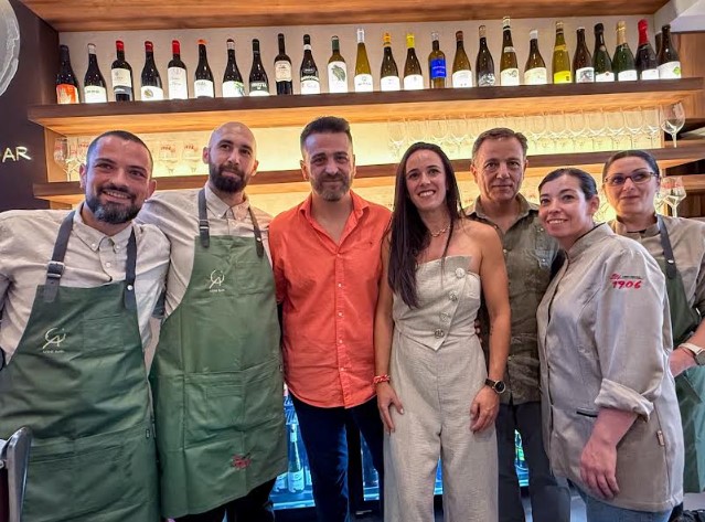 Manuel Serrano junto a los concejales Lucrecia Rodríguez de Vera y Francisco Villaescusa en la inauguración de Albariza Wine Bar.