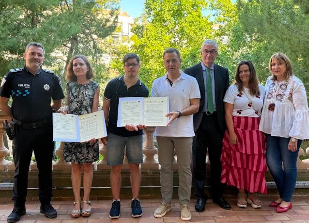 Foto.Firma convenio Asprona