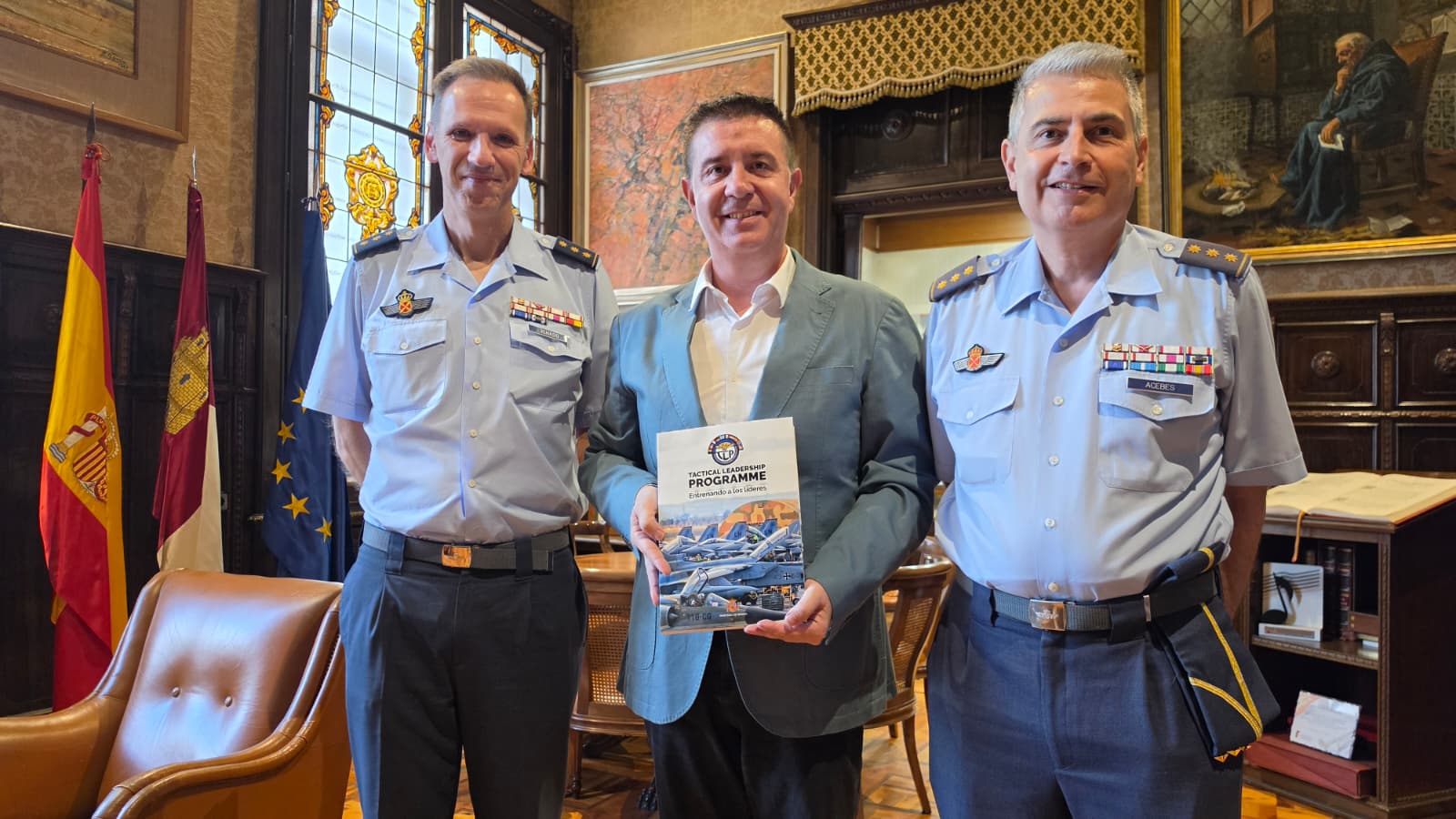 El presidente de la Diputación posa junto al nuevo coronel jefe del TLP y al coronel saliente