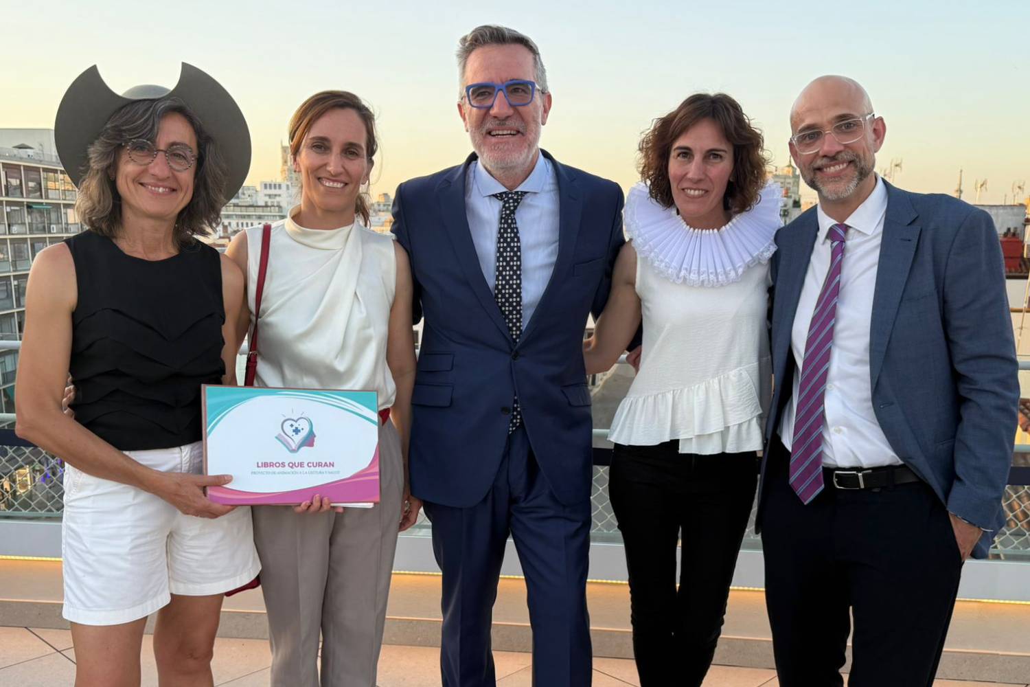 El farmacéutico Luis García Moreno recoge en el Teatro Calderón de Madrid el premio nacional al proyecto Libros que curan en Munera, otorgado por el Consejo General de Colegios Farmacéuticos.