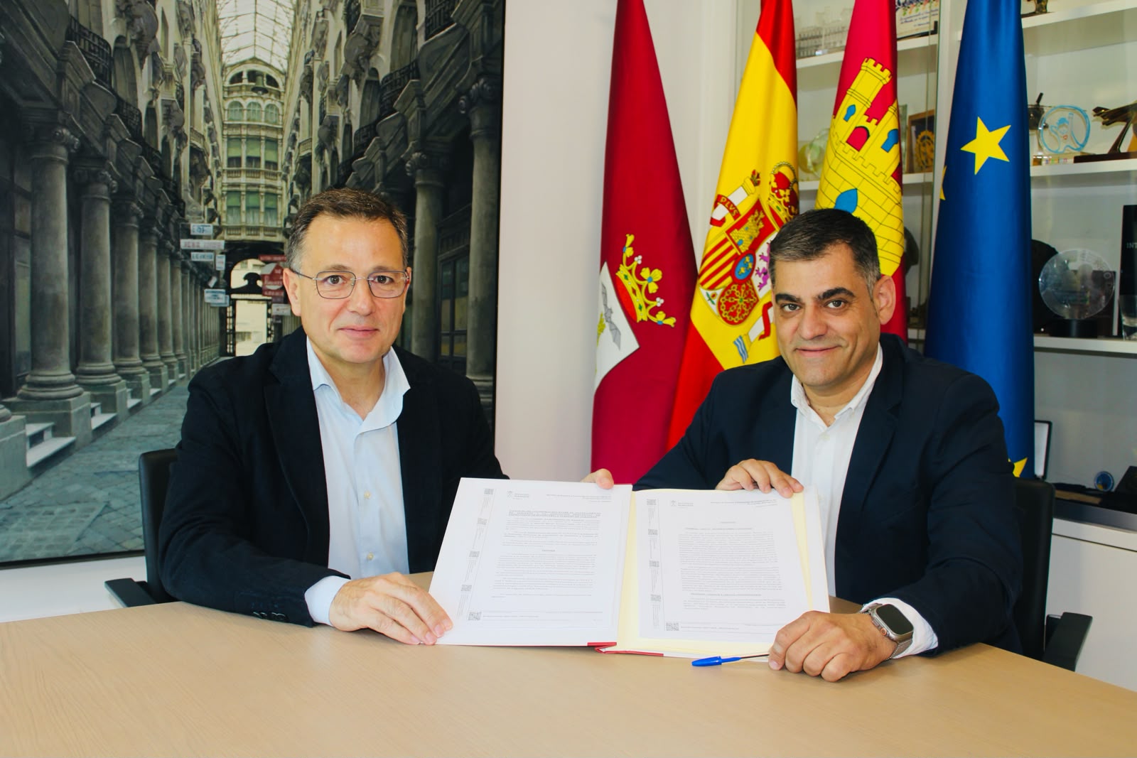 El alcalde Manuel Serrano junto al presidente de la APEHT, David Giménez, en la presentación de las acciones turísticas
