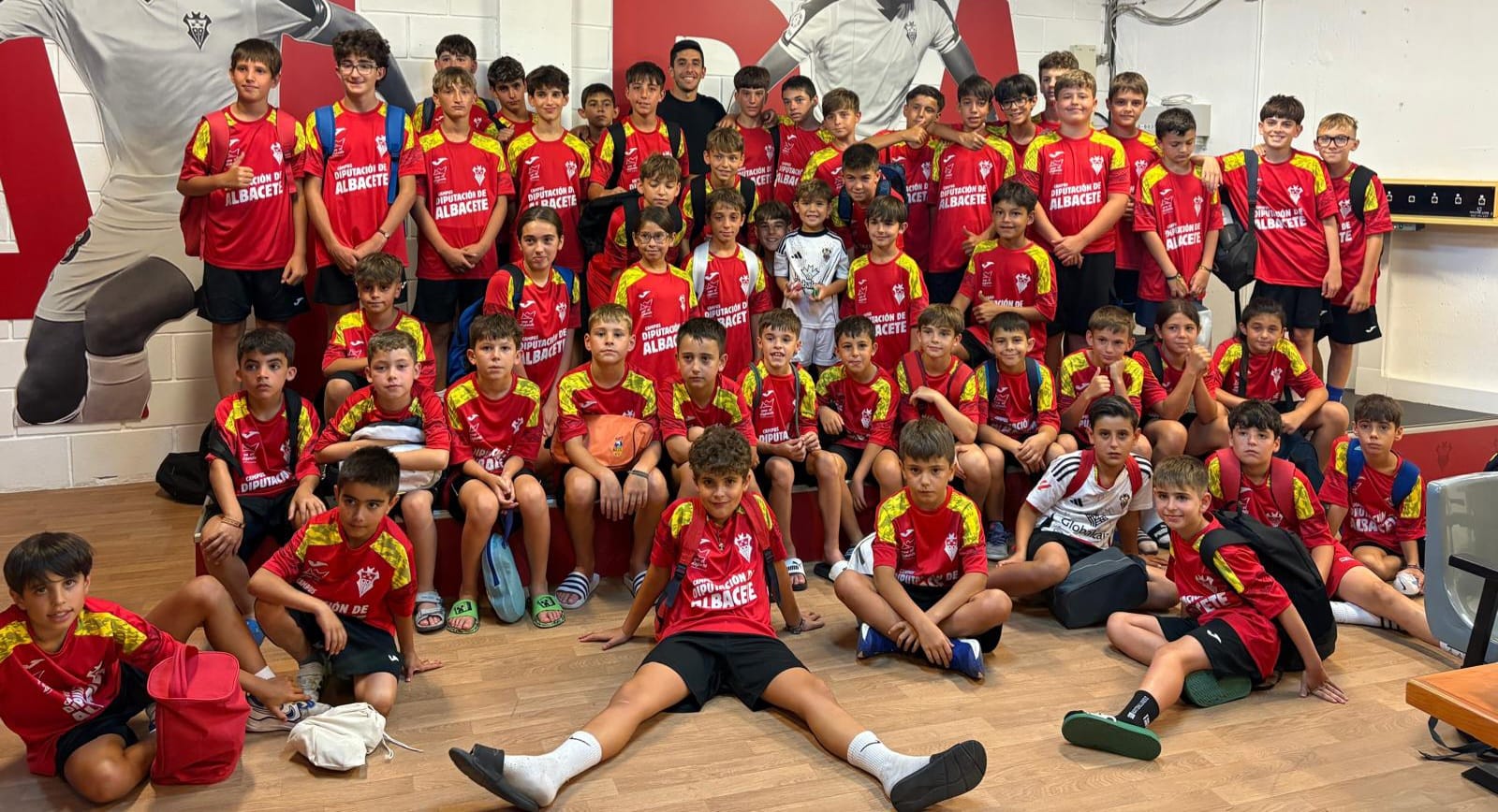 Grupo de jóvenes participantes realizando actividades de convivencia y dinámicas grupales al aire libre en una de las sedes de los campamentos de verano de la Diputación de Albacete.