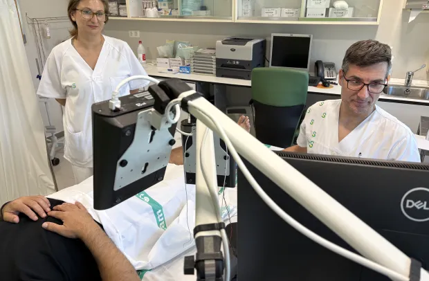 Especialista de Neurofisiología Clínica realizando una prueba con el nuevo equipo de electromiografía en el Hospital General de Almansa.
