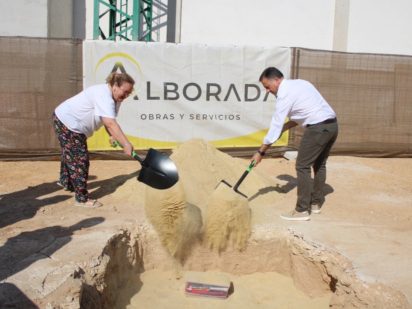 Manuel Serrano colocando la primera piedra de las viviendas de alquiler social en la calle Santa Marta de Albacete
