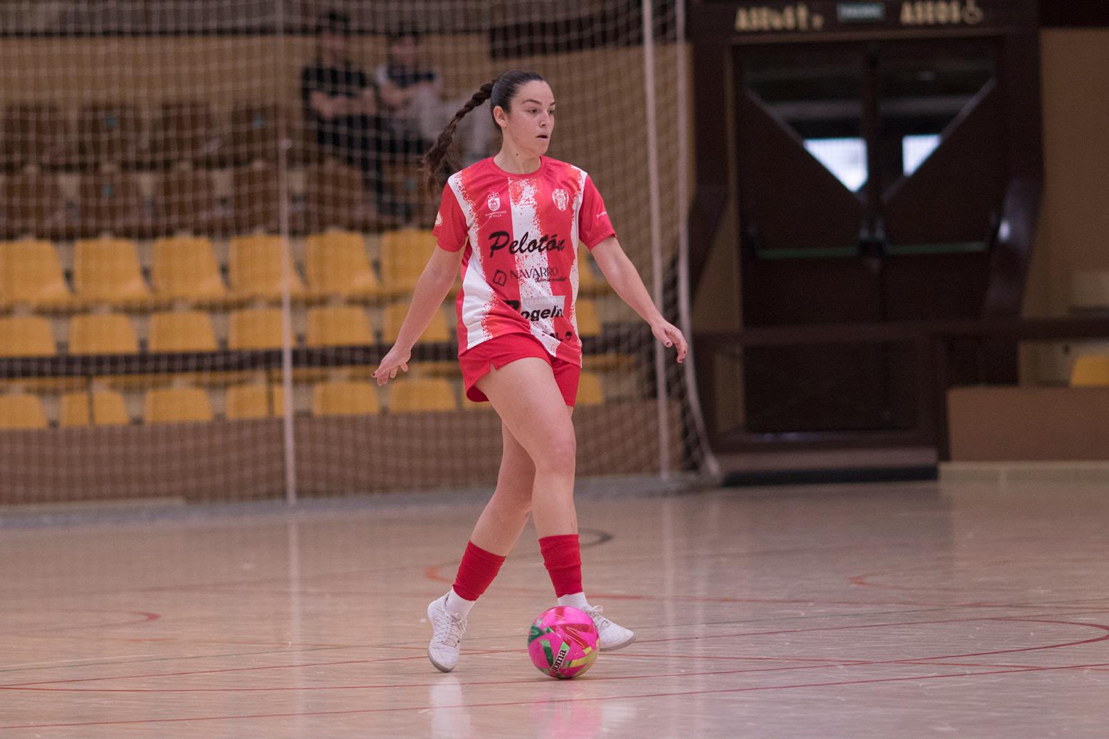 Lara Navarro posando con la camiseta del Globalcaja Albacete Fútbol Sala tras su fichaje