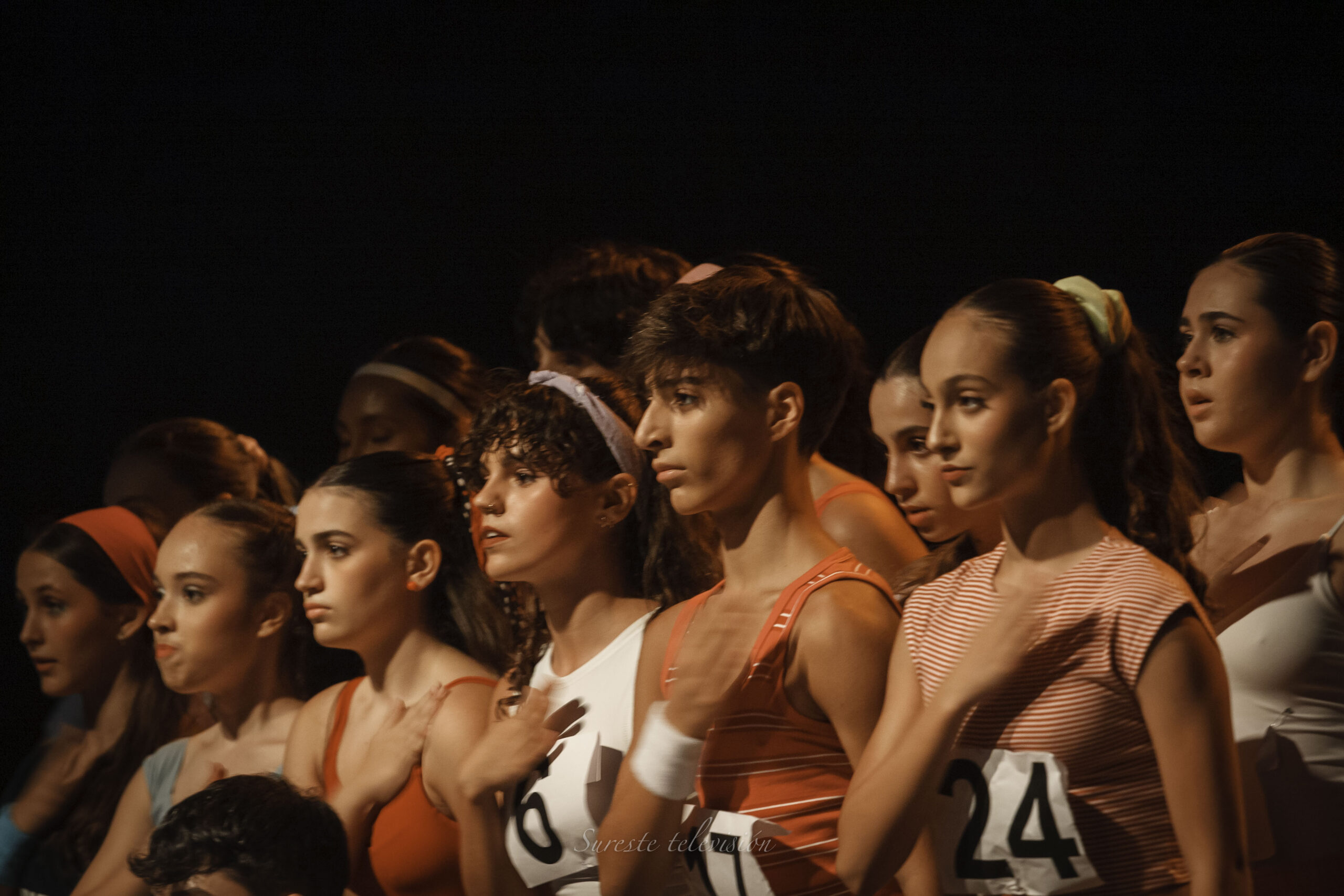 Representación escénica del bailarín y coreógrafo Ismael Olivas durante la gala de danza contemporánea celebrada al aire libre en la Caseta de los Jardinillos de Albacete.