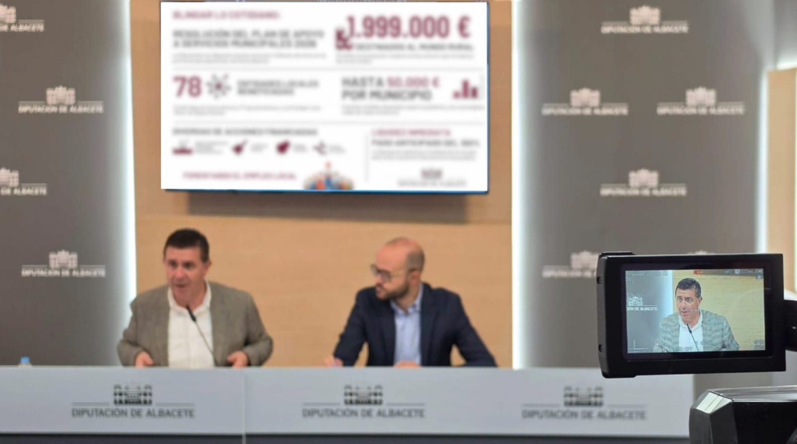 El presidente de la Diputación de Albacete, Santi Cabañero, detallando las líneas presupuestarias