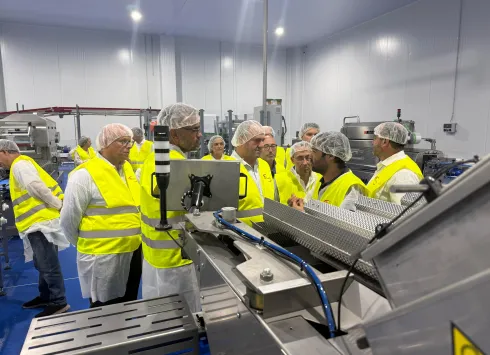 Autoridades y directivos durante la apertura de la nueva planta de procesado de Champinter en Villamalea.