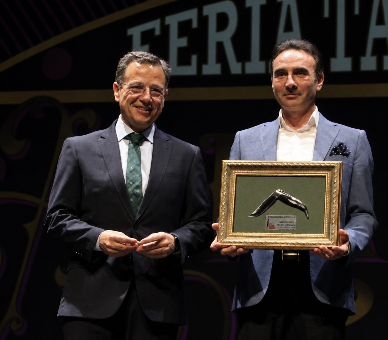 El torero Enrique Ponce junto al alcalde de Albacete, Manuel Serrano, en la presentación del Pregón Taurino
