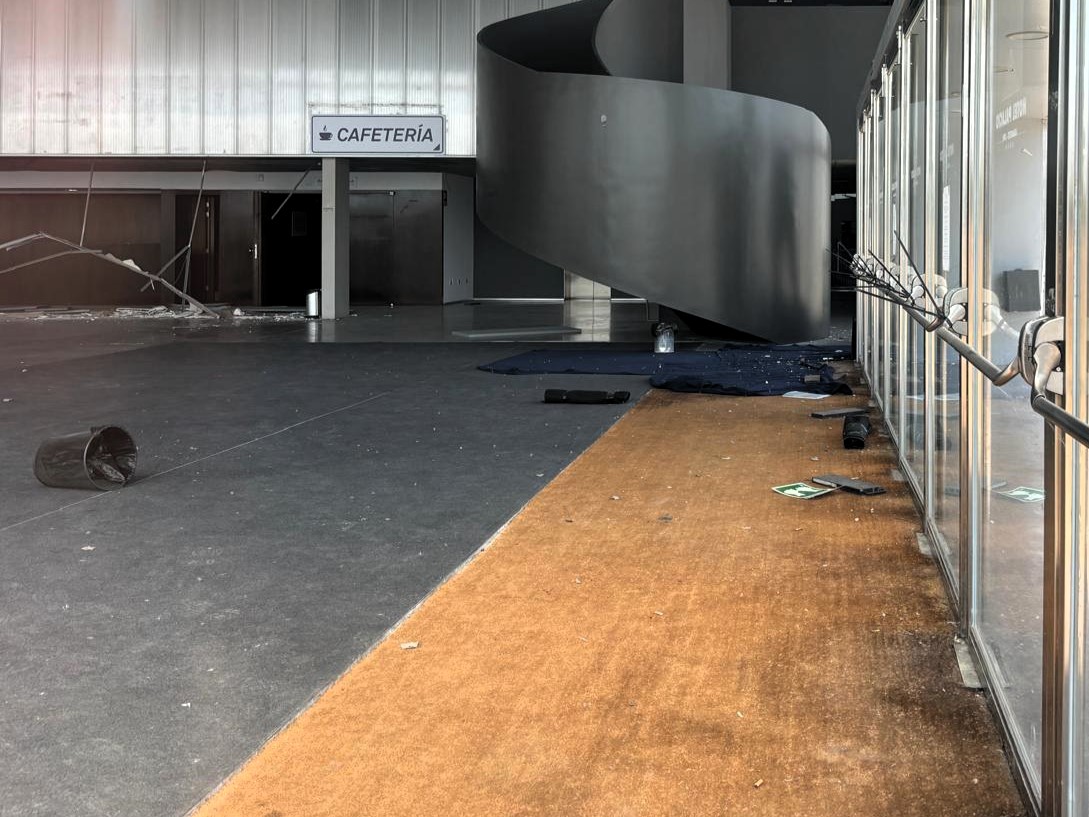 Palacio de Congresos de Albacete clausurado por deficiencias estructurales y filtraciones de agua.