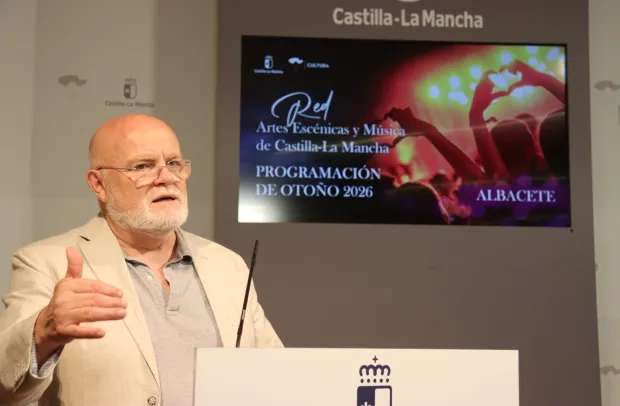 El delegado de la Junta, Pedro Antonio Ruiz Santos, y el delegado provincial Diego Pérez detallando los datos de la inversión cultural en rueda de prensa.