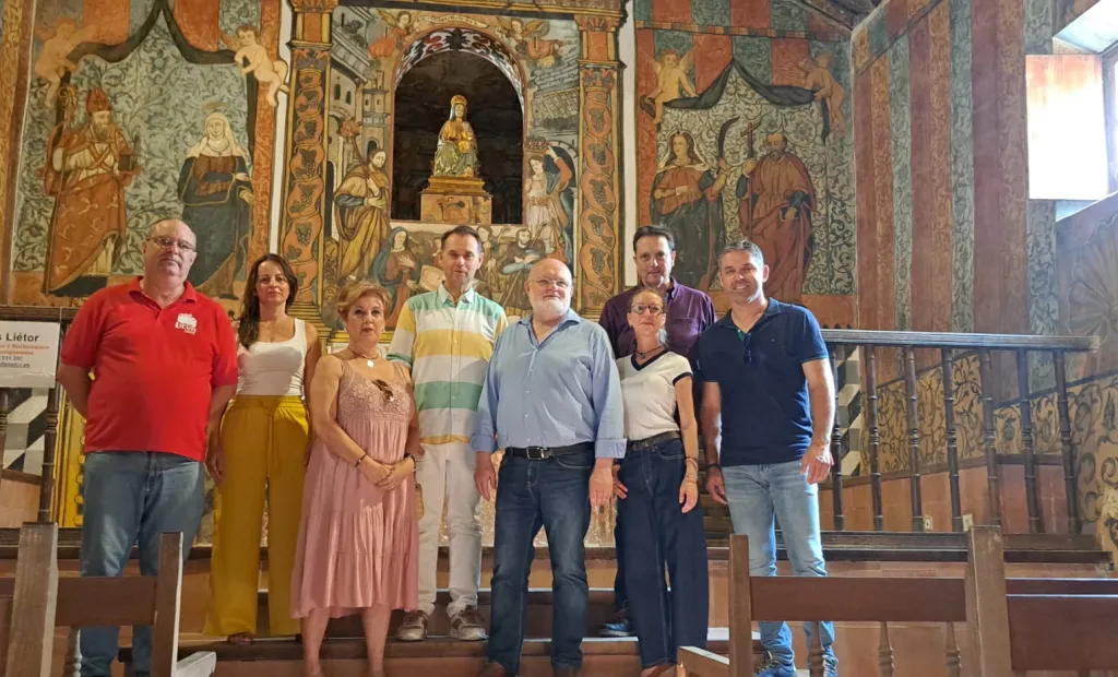 El delegado Pedro Antonio Ruiz Santos junto al alcalde de Liétor, Antonio García, contemplando la restauración de la Ermita de Belén
