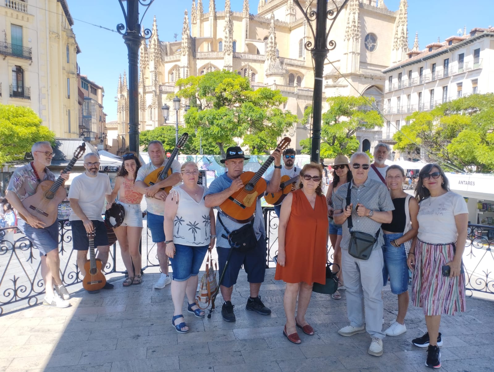Miembros de la agrupación musical Ronda de Los Llanos interpretando piezas del folclore tradicional albacetense durante un pasacalles por el casco histórico de Segovia.