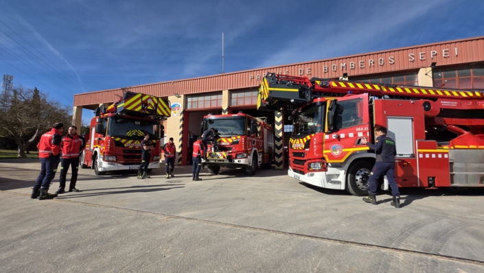 Vehículos y efectivos del SEPEI de la Diputación de Albacete preparados para desplazarse al incendio.