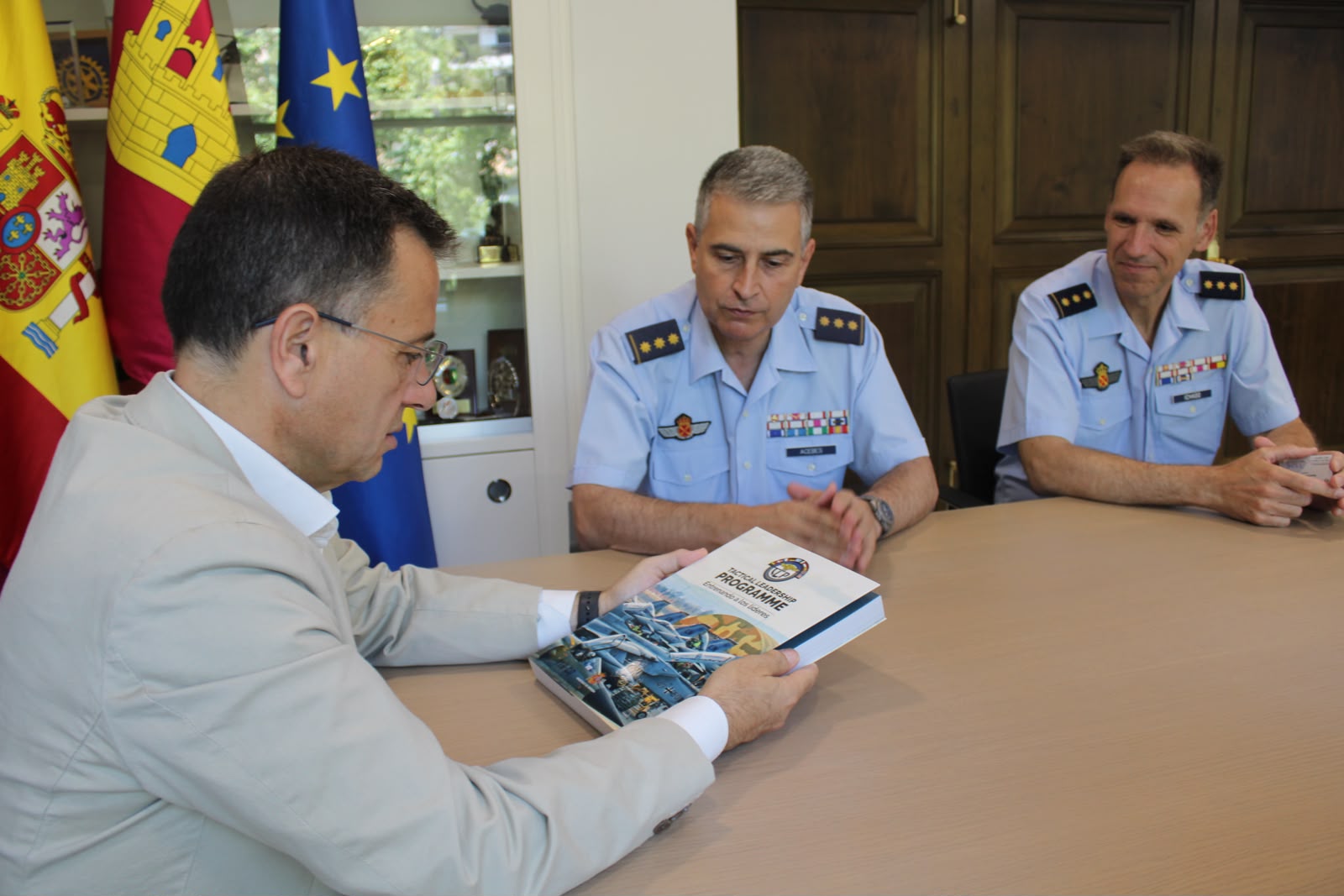 El alcalde Manuel Serrano y la concejala Portavoz conversando en el despacho de alcaldía junto al nuevo coronel del TLP y el coronel jefe saliente.