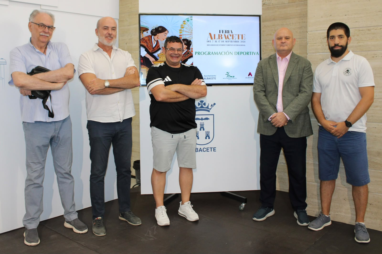 El concejal de Deportes, Francisco Villaescusa, junto a representantes de clubes deportivos en la presentación de la Feria Deportiva 2026.