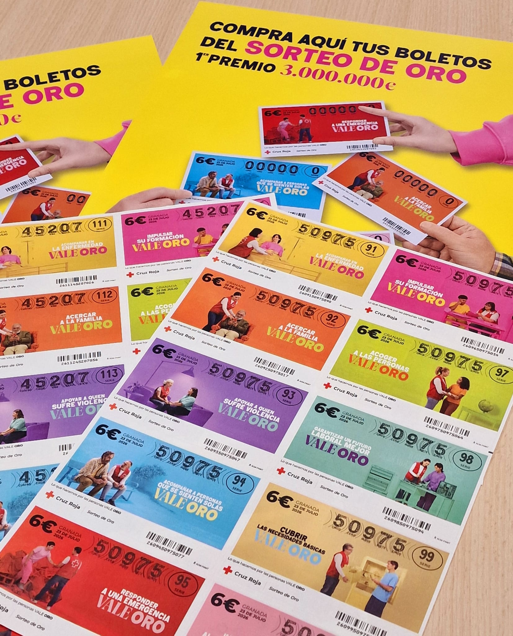 Cruz Roja encara la última semana de venta de boletos del Sorteo de Oro 2026 La cita solidaria se celebrará el próximo 23 de julio en Granada con más de 23.400 premios y una nueva categoría por terminación de tres cifras ALBACETE, 10 de julio de 2026.- La organización humanitaria Cruz Roja afronta la última semana de venta de boletos del Sorteo de Oro 2026, una de las iniciativas solidarias más importantes de la institución. El proyecto ofrece la oportunidad de contribuir, por un importe de 6 euros por boleto, a la mejora de las condiciones de vida de miles de personas en situación de vulnerabilidad. El próximo 23 de julio, la ciudad de Granada acogerá la celebración de este sorteo que repartirá más de 23.400 premios por un valor global superior a los 7 millones de euros, o su contravalor en oro. El desarrollo de esta campaña, bajo el lema "Lo que hacemos por las personas vale oro", busca captar fondos para reforzar la intervención social y humanitaria que la entidad despliega en todo el territorio. Financiación de proyectos sociales y novedades en los premios La recaudación obtenida a través de la venta de boletos se destina de forma directa a la financiación de programas de acompañamiento a personas mayores, apoyo a familias en riesgo de exclusión, inserción laboral, atención a la infancia y respuesta inmediata ante situaciones de emergencia. Como novedad principal en esta edición de 2026, el Sorteo de Oro incorpora un nuevo incentivo de reparto: los boletos cuyas tres últimas cifras coincidan exactamente con las del primer premio obtendrán una recompensa de 12 euros. En el bloque de los galardones principales, se mantienen el primer premio de 3.000.000 de euros, un segundo de 1.000.000 de euros y un tercer premio de 500.000 euros, junto a combinaciones adicionales. Puntos de adquisición en la provincia de Albacete Desde la delegación provincial de Cruz Roja se ha realizado un llamamiento a la ciudadanía para participar antes del cierre de los canales de venta. Los boletos se encuentran disponibles en la sede central de la organización, ubicada en la Calle San Antonio, 19 de Albacete, así como en las diferentes asambleas locales distribuidas por los municipios de la provincia, además de los equipos de calle y establecimientos colaboradores. En el plano visual, la campaña de 2026 sustituye las tradicionales ilustraciones por imágenes de personas reales y voluntarios vinculados a la organización. Con este diseño se representan diez de las líneas de actuación diarias de la entidad, situando a las personas en el centro del eje comunicativo de la iniciativa.