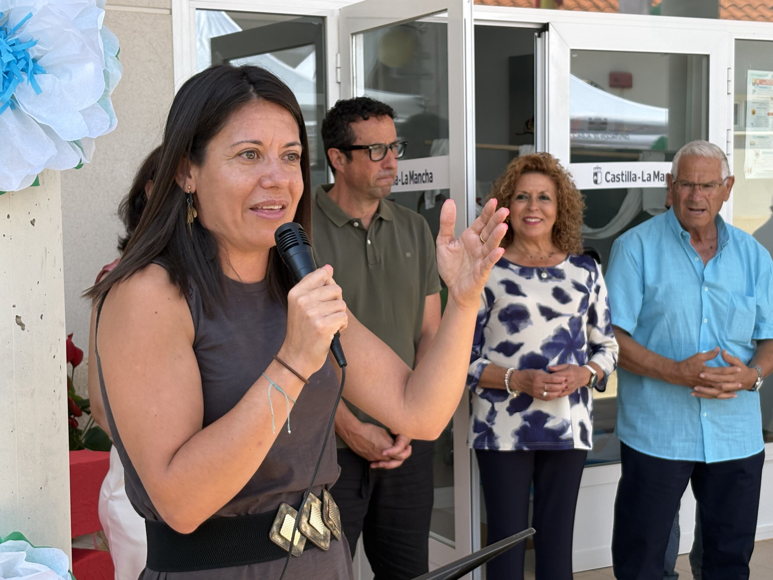 Vista institucional de la consejera Bárbara García Torijano junto a las autoridades provinciales durante la visita al CADIG La Piedra Encantada de Abengibre por su 15º aniversario.