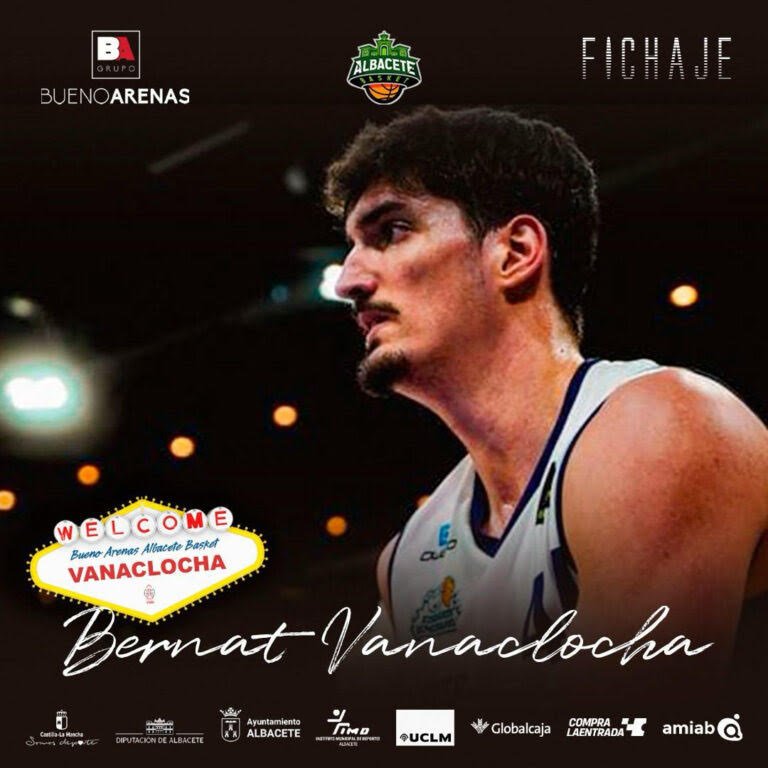 El pívot Bernat Vanaclocha posando con la camiseta del Bueno Arenas Albacete Basket tras confirmar su renovación
