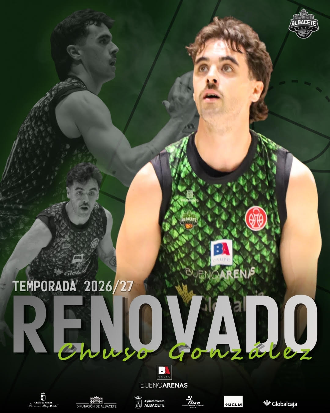 El escolta albaceteño Chuso González posando con la camiseta oficial del Bueno Arenas Albacete Basket en la pista de juego.