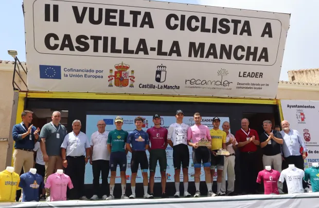 Entrega de premios con Julián Martínez Lizán en la llegada de la Vuelta Ciclista Castilla-La Mancha LEADER en Agramón
