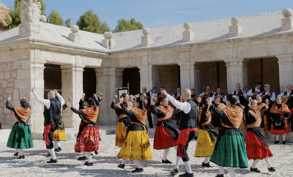 08-Seguidillas de Santa Cruz-Grupo de Coros y Danzas Santa Lucía-Santa Cruz de la Zarza - Toledo.png