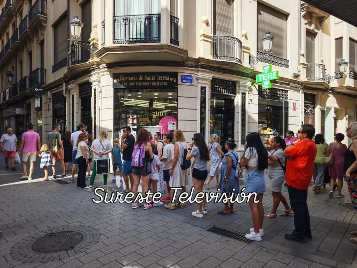 colas en farmacia para comprar gafas para ver el eclipse
