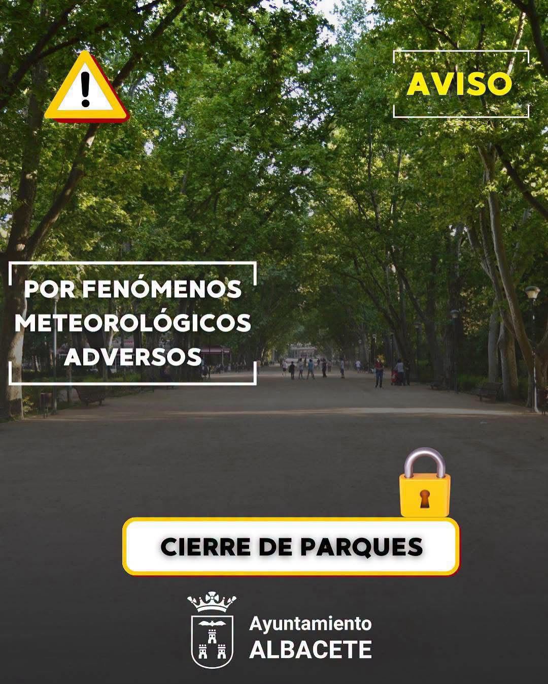 Acceso cerrado a un parque público urbano en Albacete con señalización de alerta por mal tiempo.