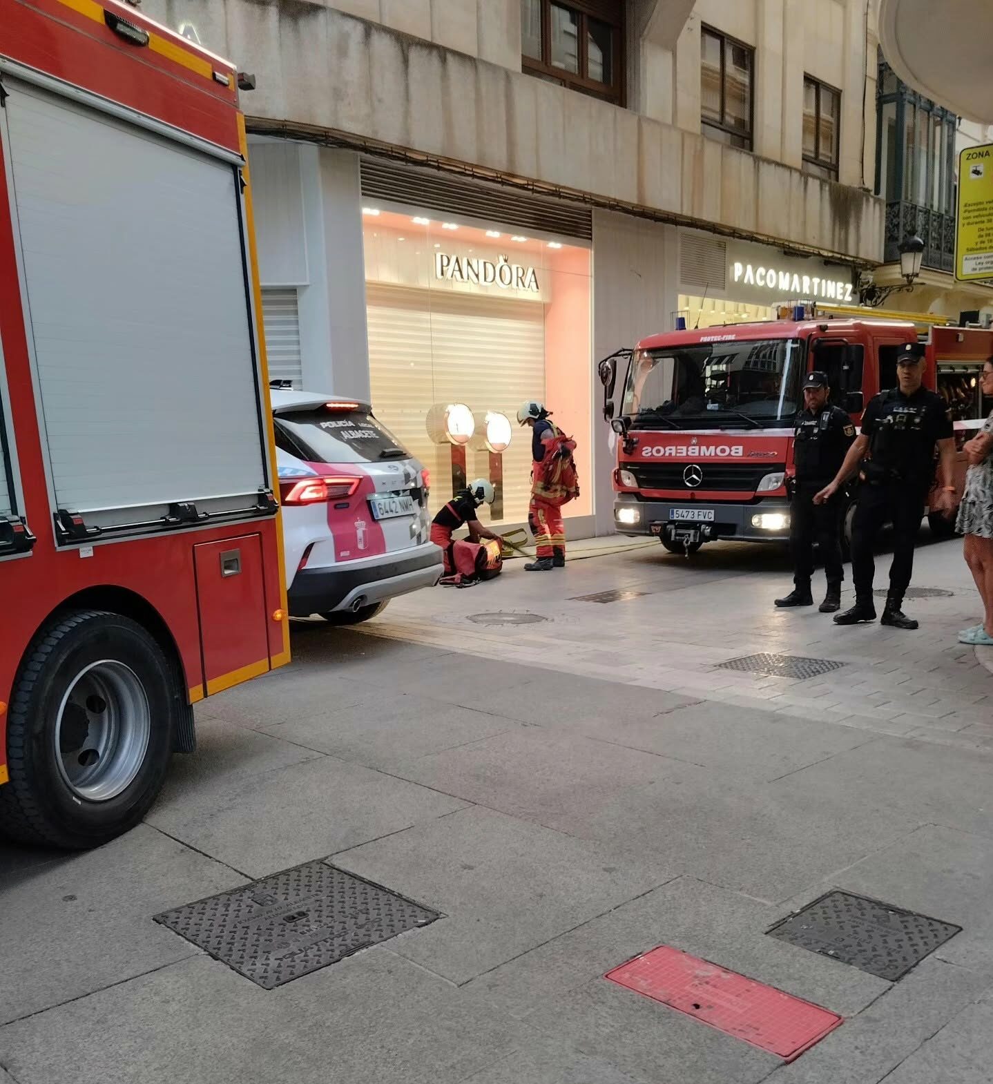 Camión de bomberos albacete y patrullas de la Policía Local desplegados en la calle Tesifonte Gallego de Albacete.