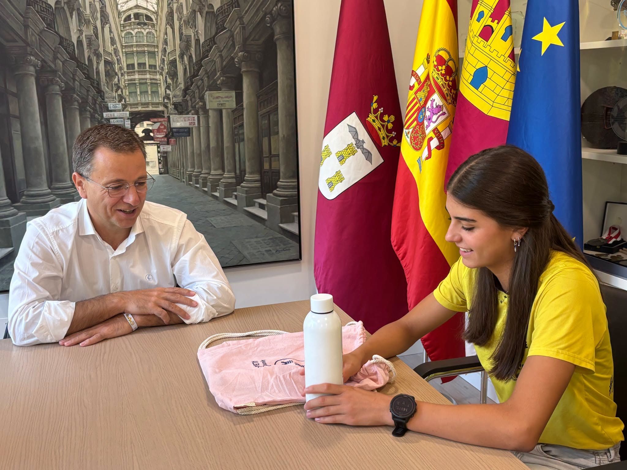 Manuel Serrano y Francisco Villaescusa reciben en la Alcaldía a la triatleta Eva Fresneda.