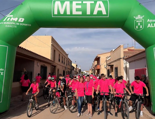 La concejala Llanos Navarro junto a la alcaldesa pedánea Beatriz Molina y participantes del Paseo Cicloturista en Los Anguijes