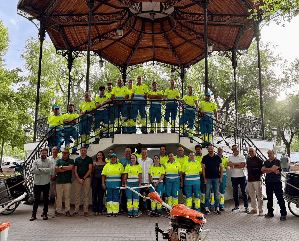 Foto familia nueva contrata zonas verdes
