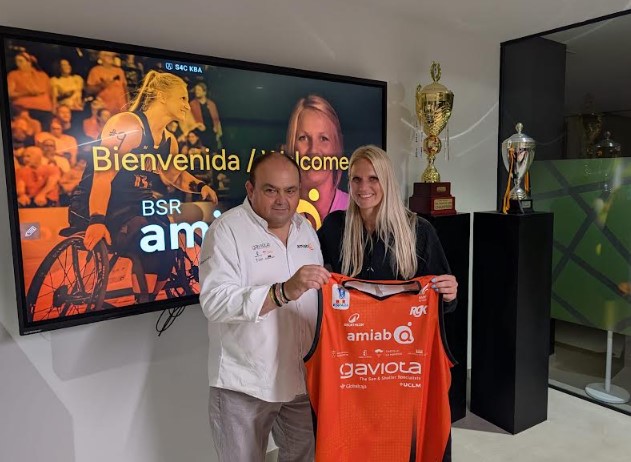 La jugadora de baloncesto en silla de ruedas Kady Dandeneau durante un partido oficial.