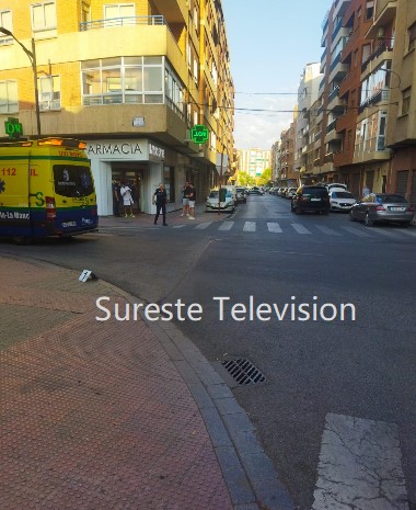 Dotación de la Policía Local de Albacete y servicios sanitarios atendiendo una emergencia de tráfico en la vía pública