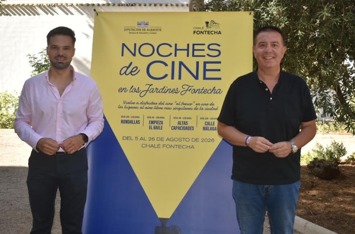 El presidente de la Diputación de Albacete j ... diputado presenta el cine de Verano