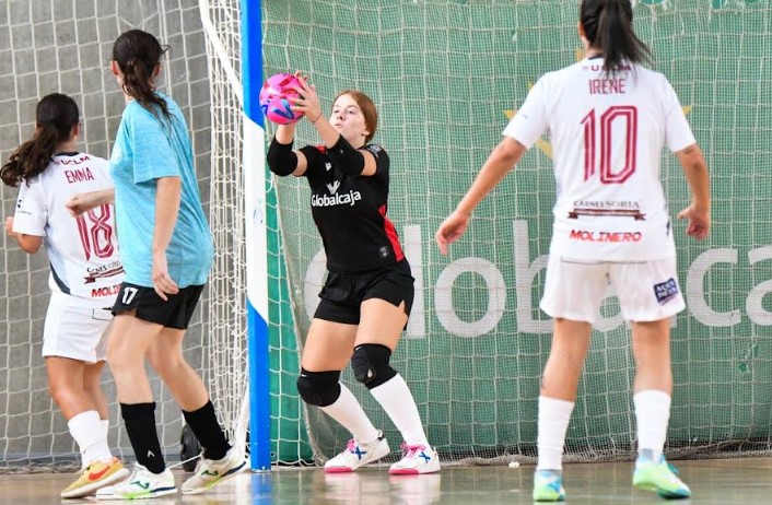 La guardameta Sofía Ortega con la equipación oficial del Globalcaja Albacete Fútbol Sala.