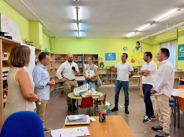 El alcalde Manuel Serrano junto a los concejales Pascual Molina y Carlos Calero en la visita a las obras del colegio José Serna