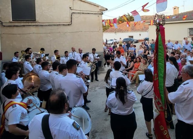 La concejala Llanos Navarro junto a los vecinos de Cerrolobo durante las fiestas de verano