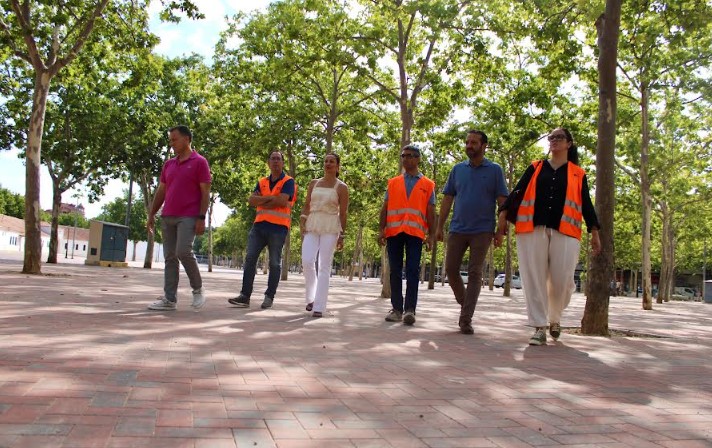 El alcalde Manuel Serrano junto a concejales durante la visita a los renovados Ejidos de la Feria.